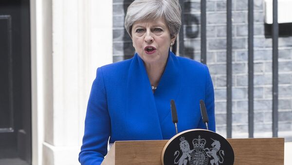 UK Prime Minister Theresa May makes a statement after meeting with the Queen. Theresa May received a permission from the Queen to form a new cabinet of ministers - Sputnik Moldova-România