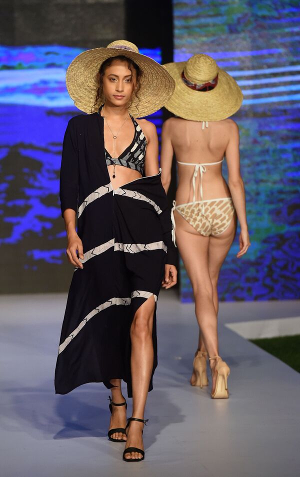 Модель представляет коллекцию дизайнера Lapard на Неделе пляжной моды в Коломбо, Шри-Ланка - Sputnik Молдова