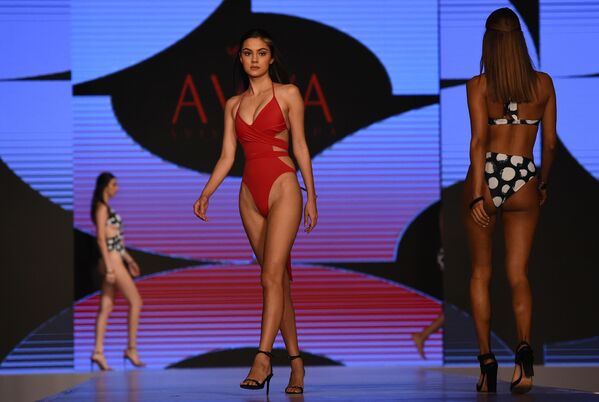 Модели представляют коллекцию бренда Aviva на Наделе пляжной моды в Коломбо, Шри-Ланка - Sputnik Молдова