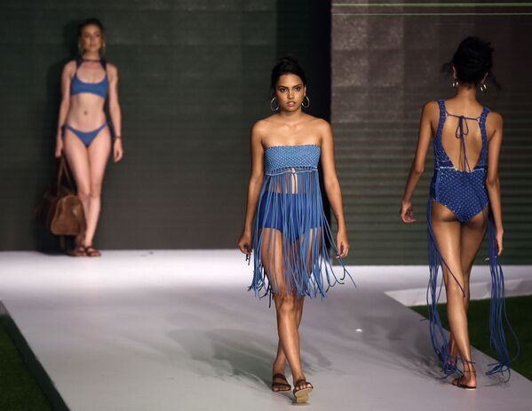 Модели представляют коллекцию дизайнера Lapard на Наделе пляжной моды в Коломбо, Шри-Ланка - Sputnik Молдова