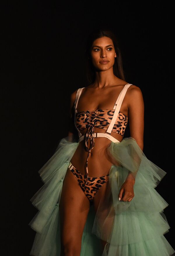 Модель представляет коллекцию бренда HAH на Наделе пляжной моды в Коломбо, Шри-Ланка - Sputnik Молдова