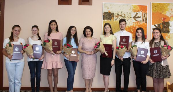 Министр образования, культуры и исследований Моника Бабук и выпускники, отличившиеся на выпускных экзаменах БАК-2018 - Sputnik Молдова