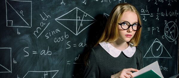 Отличница с учебниками у доски - Sputnik Молдова