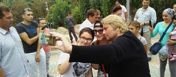 Николай Басков фотографируется с поклонниками в Оргееве Николай Басков фотографируется с поклонниками в Оргееве - Sputnik Moldova