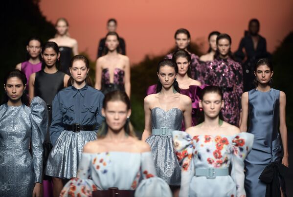 Модели представляют коллекцию Весна-Лето 2019 дизайнера The Second Skin Co. на Неделе моды в Мадриде, Испания - Sputnik Молдова