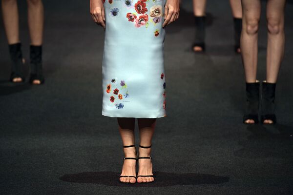 Модель представляет коллекцию Весна-Лето 2019 дизайнера The Second Skin Co. на Неделе моды в Мадриде, Испания - Sputnik Молдова
