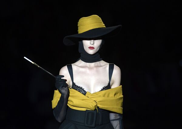 Модель представляет коллекцию Весна-Лето 2019 дизайнера Andres Sarda на Неделе моды в Мадриде, Испания - Sputnik Молдова