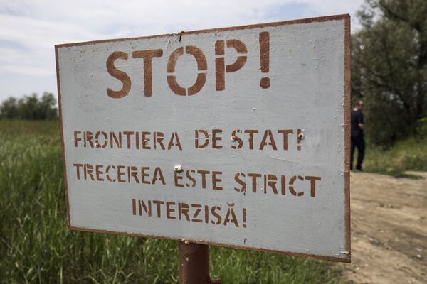 ”Stop! Frontiera de stat. Trecerea este strict interzisă!”, scrie pe un panou - Sputnik Moldova