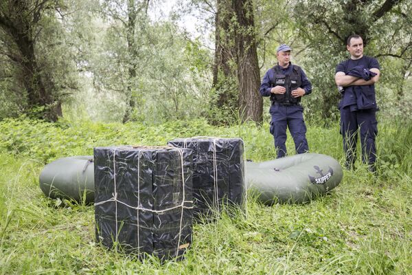 Aceste două  încărcături sunt o imitație de contrabandă - pentru a le demonstra pe viu participanților la acţiune cum sunt reținuți infractorii la frontieră - Sputnik Moldova