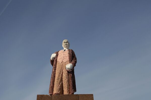 3-метровая фигура Владимира Ленина, выполненная из шоколада, риса и конфет, установленная на 1 день на месте его бывшего памятника в центре Бухареста, Румыния - Sputnik Молдова