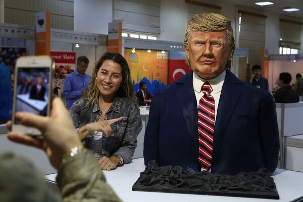 Фигура американского президента Дональда Трампа, выполненная из шоколада, на шоколадной выставке в Стамбуле, Турция - Sputnik Молдова