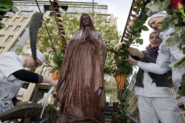 Шоколадная статуя Девы Марии Гваделупской, созданная в рамках шоколадного фестиваля ChocA, проходящего в Амстердаме - Sputnik Молдова
