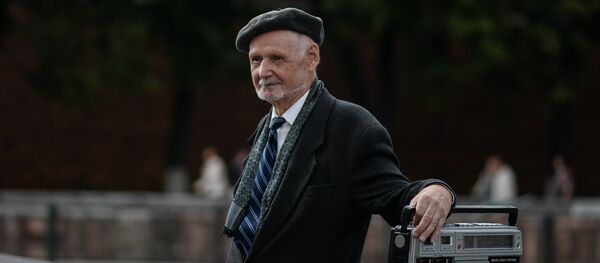 Пожилой мужчина на одной из улиц Нижнего Новгорода - Sputnik Moldova