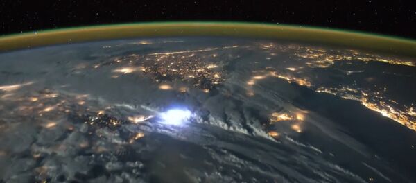 Молнии над Земным шаром, или Как выглядит гроза из космоса Молнии над Земным шаром, или Как выглядит гроза из космоса - Sputnik Молдова