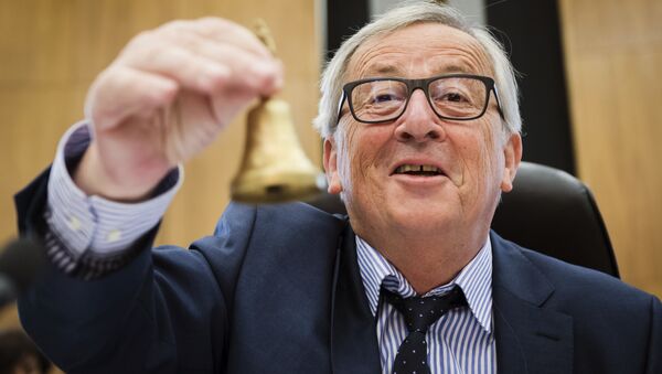 EU Commission President Jean-Claude Juncker rings the bell as he opens the college of commissioners at EU headquarters in Brussels, Wednesday, May 23, 2018 - Sputnik Moldova-România
