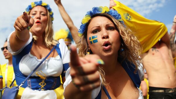 Болельщицы сборной Швеции перед матчем 1/4 финала чемпионата мира по футболу между сборными Швеции и Англии - Sputnik Молдова