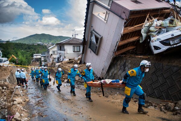 Спасатели и полиция у разрушенных домов в результате ливневых дождей в Японии - Sputnik Молдова