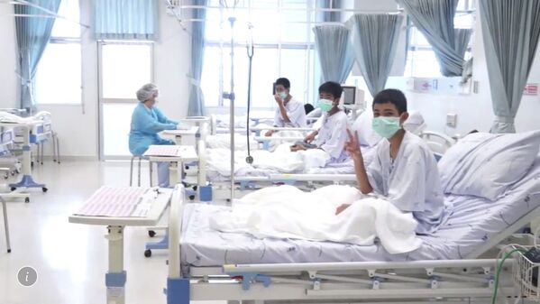 Спасенные юные футболисты из пещеры Тхам Луанг в Таиланде во время обследования в больнице - Sputnik Молдова