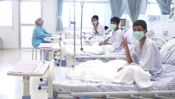 Спасенные юные футболисты из пещеры Тхам Луанг в Таиланде во время обследования в больнице - Sputnik Молдова