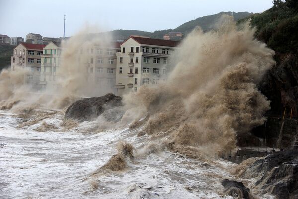 Волны во время тайфуна Мария в китайской провинции Чжэцзян - Sputnik Молдова