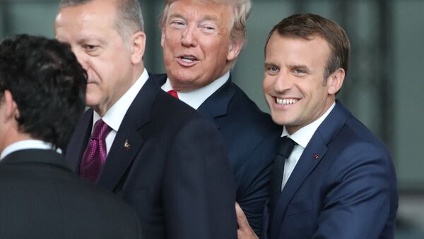 France's President Emmanuel Macron (R) jokes with US President Donald Trump (C) next to Turkey’s President Recep Tayyip Erdogan as they arrive for the NATO (North Atlantic Treaty Organization) summit, at the NATO headquarters in Brussels, on July 11, 2018. - Sputnik Moldova-România