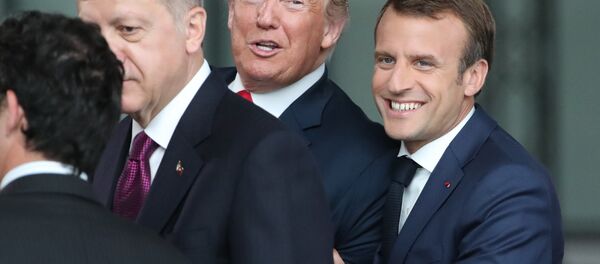 France's President Emmanuel Macron (R) jokes with US President Donald Trump (C) next to Turkey’s President Recep Tayyip Erdogan as they arrive for the NATO (North Atlantic Treaty Organization) summit, at the NATO headquarters in Brussels, on July 11, 2018. - Sputnik Moldova