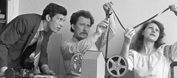 Изобретатель молдавской пирамидки технолог Александр Ордынец (в центре) в киностудии Кишиневского тракторного завода, которую он возглавляет. Изобретатель молдавской пирамидки технолог Александр Ордынец (в центре) в киностудии Кишиневского тракторного завода, которую он возглавляет. - Sputnik Молдова