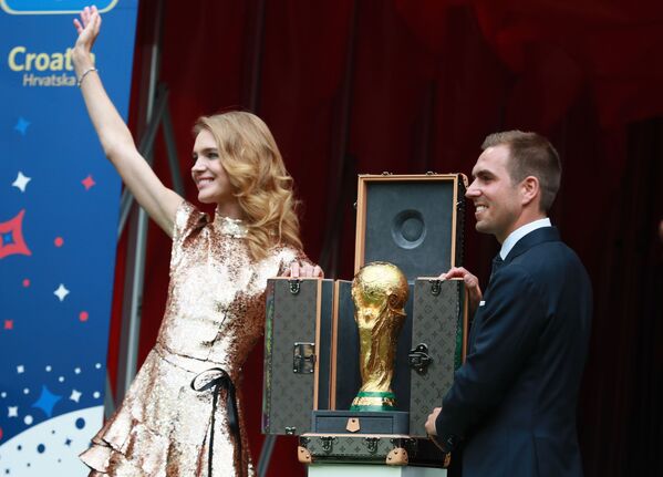 Основатель фонда Обнажённые сердца Наталья Водянова и футболист Филипп Лам выносят кубок на церемонии закрытия чемпионата мира по футболу - Sputnik Молдова