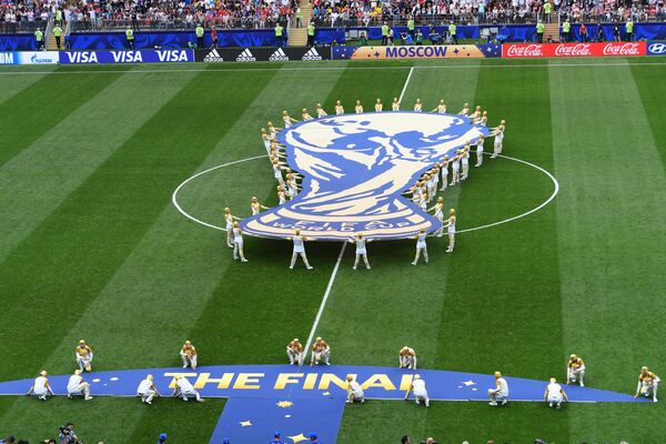 Эмблема чемпионата мира на церемонии закрытия ЧМ-2018 по футболу на стадионе Лужники в Москве - Sputnik Молдова