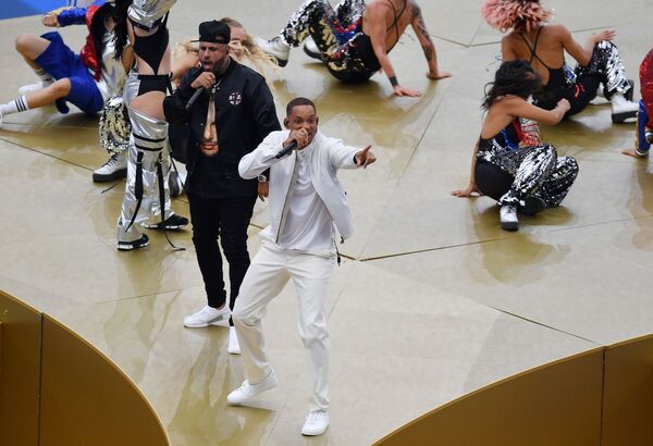 Певец Никки Джэм и хип-хоп исполнитель Уилл Смит на церемонии закрытия ЧМ-2018 по футболу на стадионе Лужники в Москве - Sputnik Молдова