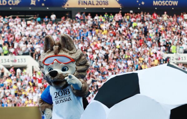 Талисман волк Забивака на церемонии закрытия чемпионата мира по футболу 2018 - Sputnik Молдова