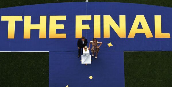 Основатель фонда Обнажённые сердца Наталья Водянова и футболист Филипп Лам выносят кубок на церемонии закрытия чемпионата мира по футболу - Sputnik Молдова