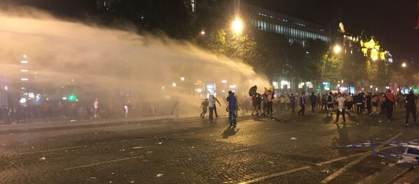 Les rues de Paris le soir de la victoire des Bleus en finale du Mondial 2018 - Sputnik Молдова