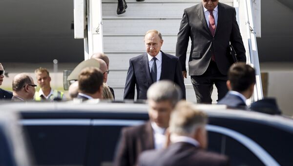 Russia's Ambassador to Finland Pavel Kuznetsov welcomes Russian President Vladimir Putin as he arrives at Helsinki airport in Vantaa, Finland July 16, 2018 - Sputnik Молдова