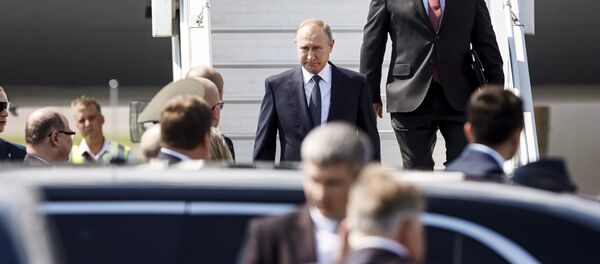 Russia's Ambassador to Finland Pavel Kuznetsov welcomes Russian President Vladimir Putin as he arrives at Helsinki airport in Vantaa, Finland July 16, 2018 Russia's Ambassador to Finland Pavel Kuznetsov welcomes Russian President Vladimir Putin as he arrives at Helsinki airport in Vantaa, Finland July 16, 2018 - Sputnik Moldova-România