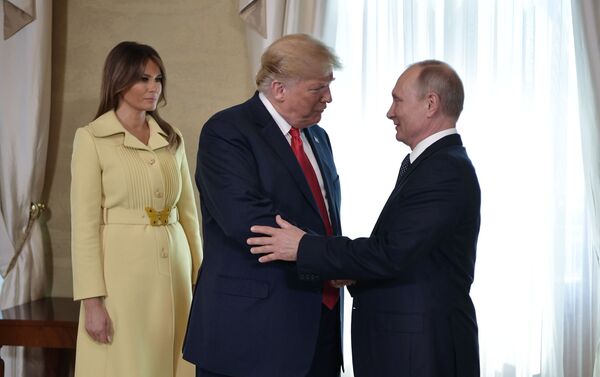 Президент РФ Владимир Путин, президент США Дональд Трамп и его супруга Меланья во время встречи в президентском дворце в Хельсинки - Sputnik Молдова