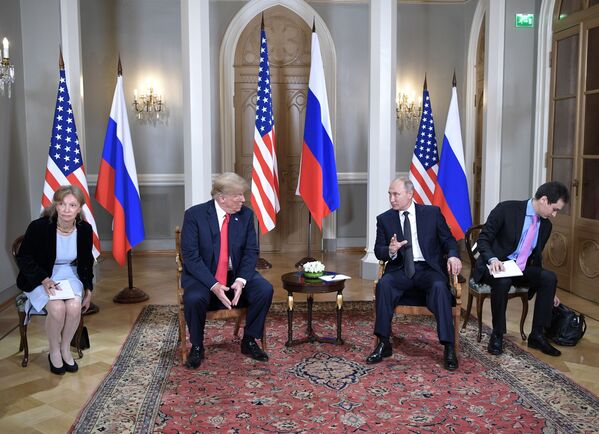 Президент РФ Владимир Путин и президент США Дональд Трамп (второй слева) во время встречи в президентском дворце в Хельсинки - Sputnik Молдова