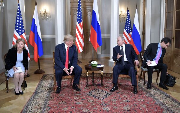 Президент РФ Владимир Путин и президент США Дональд Трамп (второй слева) во время встречи в президентском дворце в Хельсинки - Sputnik Молдова