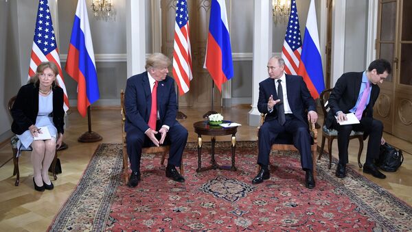 Президент РФ Владимир Путин и президент США Дональд Трамп (второй слева) во время встречи в президентском дворце в Хельсинки - Sputnik Moldova-România