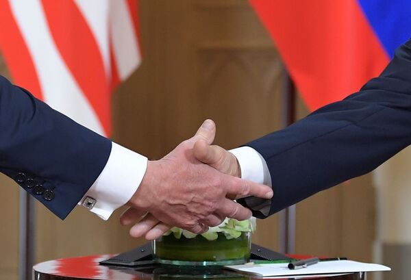 Во время встречи президента РФ Владимира Путина и президента США Дональда Трампа в президентском дворце в Хельсинки - Sputnik Молдова