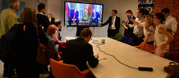 Журналисты смотрят трансляцию встречи президента РФ Владимира Путина и президента США Дональда Трампа в Хельсинки - Sputnik Moldova-România