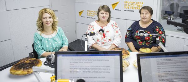 Ca pe vremuri! Sute de kilograme de plăcinte au fost date gratuit la Cigârleni - Sputnik Moldova