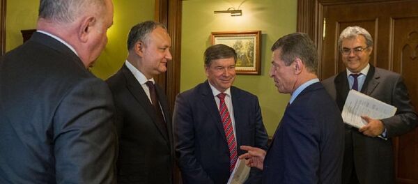 Рабочая встреча президента Молдовы Игоря Додона и спецпреда президента России по развитию торгово-экономических отношений республикой Дмитрием Козаком - Sputnik Молдова