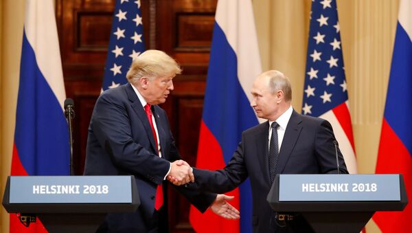 U.S. President Donald Trump and Russian President Vladimir Putin shake hands as they hold a joint news conference after their meeting in Helsinki, Finland July 16, 2018 - Sputnik Moldova-România