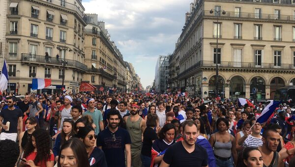 La population s'est rassemblée sur les Champs-Élysées. - Sputnik Moldova-România