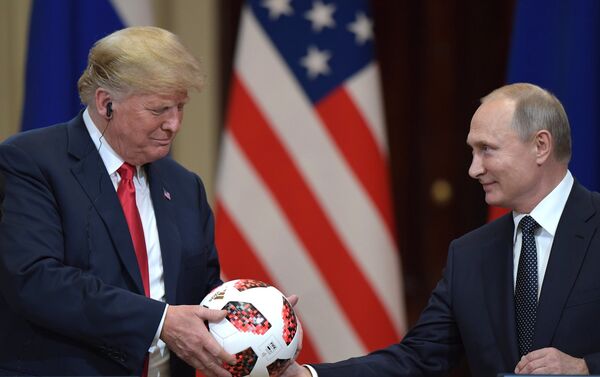 Путин в ответ на вопрос об инициативе в Сирии подарил Трампу мяч ЧМ-2018 - Sputnik Молдова