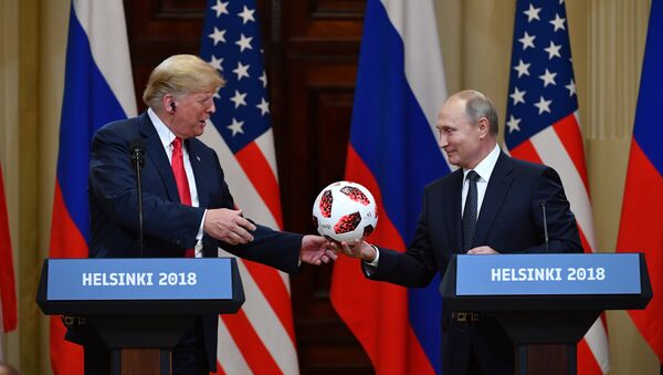 Russia's President Vladimir Putin (R) offers a ball of the 2018 football World Cup to US President Donald Trump during a joint press conference after a meeting at the Presidential Palace in Helsinki, on July 16, 2018 - Sputnik Moldova-România