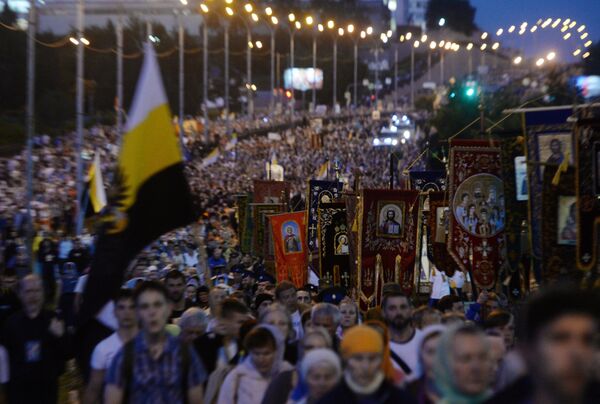 Drumul crucii dedicat celor 100 de ani de la martirizarea familiei țariste Drumul crucii dedicat celor 100 de ani de la martirizarea familiei țariste - Sputnik Moldova-România