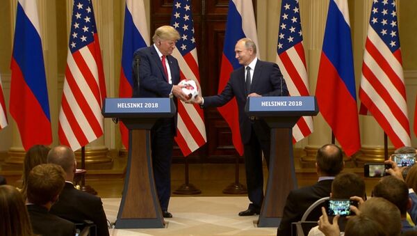 Путин подарил Трампу футбольный мяч ЧМ-2018 - Sputnik Молдова