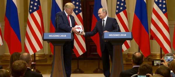 Путин подарил Трампу футбольный мяч ЧМ-2018 Путин подарил Трампу футбольный мяч ЧМ-2018 - Sputnik Молдова